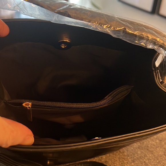 (NWT). Vegan leather bucket bag. Top handle and removable crossbody strap - Picture 3 of 4